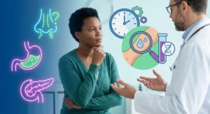 Pacjentka rozmawia z lekarzem. Ikony symbolizują objawy mukowiscydozy oraz diagnostykę: test potowy i genetyczny.